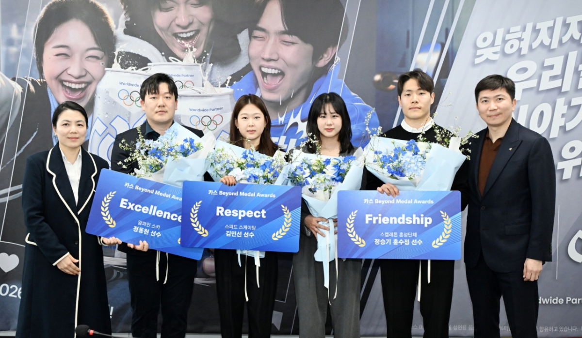 カス·ビヨンド·メダル·アワーズの写真。 （左から）ソ·ヘヨンOBビール副社長、アルペンスキーのチョン·ドンヒョン、スピードキム·ミンソン、スケルトンのホン·スジョン、チョン·スンギ、柳承敏会長。/写真=大韓体育会提供