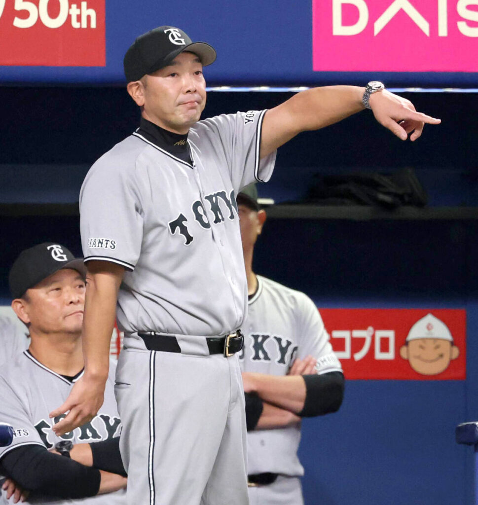 ９回、選手交代を告げる阿部慎之助監督（カメラ・豊田　秀一）