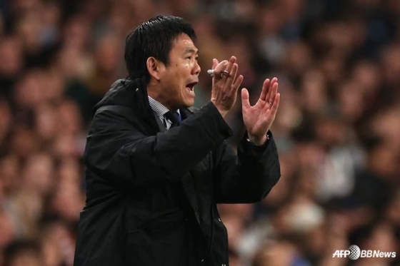 守安肇国家代表チーム監督が1日午前3時45分（韓国時間）、英国ロンドンのウェンブリー·スタジアムで行われたイングランドとの親善試合で拍手している。 /AFPBBNews=ニュース1