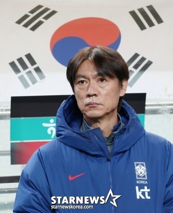サッカー国家代表Aマッチの大韓民国とガーナの試合がソウルW杯競技場で行われた。  洪明甫（ホン·ミョンボ）監督がグラウンドを見つめている。 /写真=キム·ジンギョン待機者