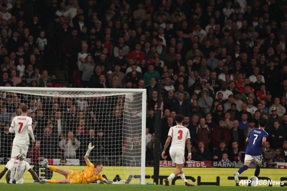 三苫薫（右）が1日午前3時45分（韓国時間）、英ロンドンのウェンブリー·スタジアムで行われたイングランドとの親善試合中、決勝ゴールを決めている。 /AFPBBNews=ニュース1