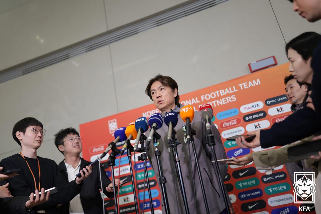 2日、帰国の途についた洪明甫（ホン·ミョンボ）サッカー代表チーム監督。 /写真=大韓サッカー協会提供