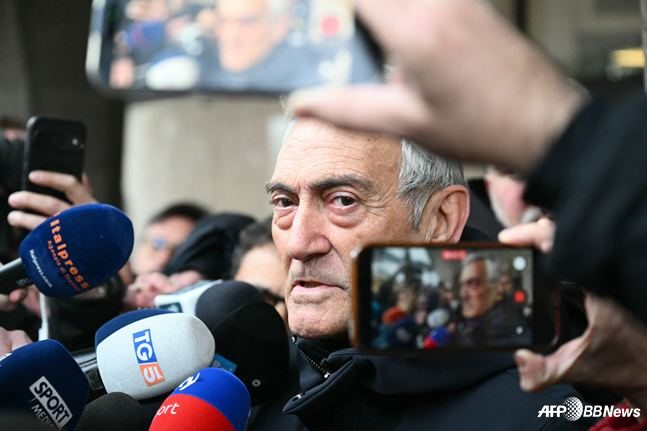 イタリアサッカー協会(FIGC)のガブリエレ·グラビナ会長が会議で辞意を表明した後、協会の建物を離れている。 /AFPBBNews=ニュース1