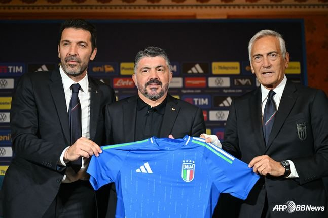 ガブリエレ·グラビナ（右）イタリアサッカー協会（FIGC）会長、ジャン·ルイジ·ブッフォン団長（左）、ジェンナロ·ガットゥーゾ監督。 /AFPBBNews=ニュース1