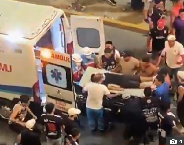 英国「ザ·サン」は4日（現地時間）、「ホームチームのアリアンサ·リマとライバルのウニベルシタリオのダービー試合を控え、アレハンドロ·ビジャヌエバ競技場に数百人のファンが集まり、いわゆる『旗振り行事』を行っていたところ、惨事が起きた」と報道した。 /写真=さらに線引き