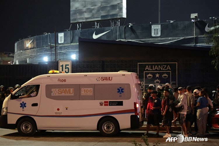 ペループロサッカーのアリアンサ·リマとライバルのウニベルシタリオのダービー戦を控え、アレハンドロ·ビジャヌエバ競技場に数百人のファンが集まり、いわゆる「旗振り行事」を行っていたところ、惨事が起きた。 /AFPBBNews=ニュース1