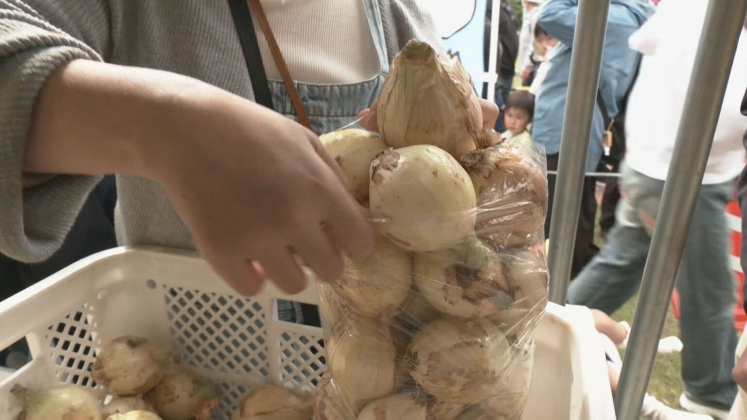 特産の「へきなんサラダたまねぎ」広く知って 愛知県碧南市で300円の詰め放題イベント 2トン売り切れ(CBCテレビ) – Yahoo!ニュース 特産の「へきなんサラダたまねぎ」広く知って 愛知県碧南市で300円の詰め放題イベント 2トン売り切れ(CBCテレビ) - Yahoo!ニュース