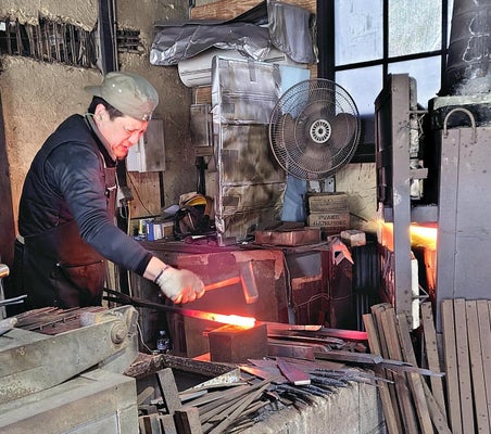 「鉄は熱いうちに打て」の鉄則を実践する田中さん（兵庫県三木市で）