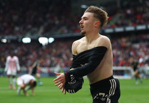 勝ち越し点を奪い、ユニホームを脱いで喜ぶバイエルン・ミュンヘンのカール（ロイター）