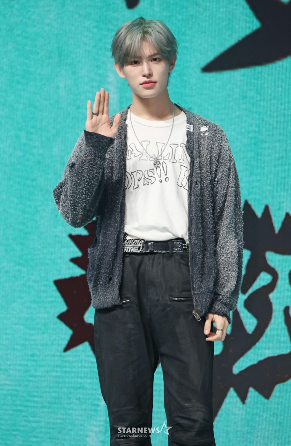 グループキックフリップ(Kick Flip)のミンジェが6日午後、ソウル広津区イエス24ライブホールで行われた4番目のミニアルバム「マイファーストキック」(My First Kick)発売記念ショーケースでポーズを取っている。  今回のアルバムにはタイトル曲「目に障りたい」をはじめ、先行公開曲「トゥエンティ」(Twenty)、「ステュピッド」(Stup!d)、「逆に」、「スクロール」(Scroll)、「ロア」(Roar)、「マイディレクション」(My Direction)など計7曲が収録された。 /2026.04.06 /写真=イ·ドンフン photoguy@