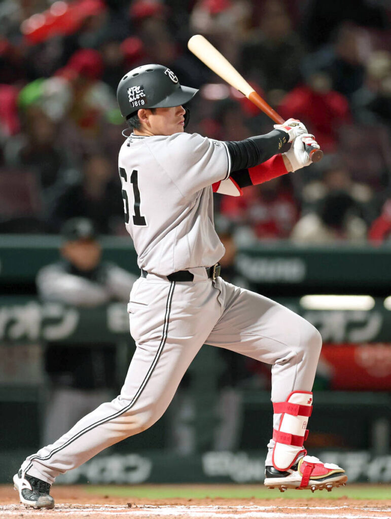 ７回１死二、三塁、左前適時打を放つ増田陸（カメラ・岩田　大補）