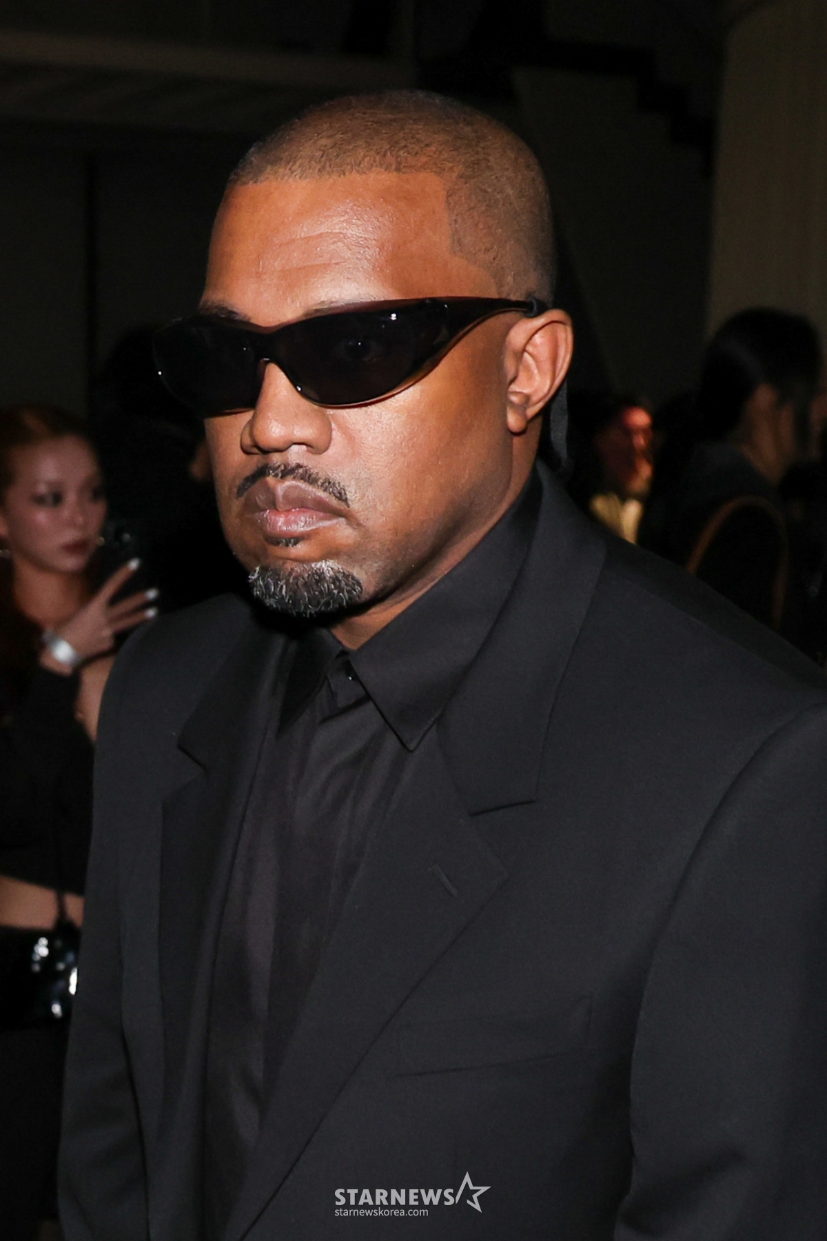 （ソウル=ニュース1）アン·ウンナ記者=世界的アーティストのカニエ·ウェスト（Kanye West）が11日、ソウル城東区（ソンドング）のレイヤ41スタジオで開かれた妻のビアンカ·センソリ（Bianca Censori）の新しいパフォーマンスアートシリーズ「01:BIOP」展示会に参加し、パフォーマンス観覧を終えた後、移動している。 2025.12.11/ニュース1 Copyright © ニュース1. All rights reserved. 無断転載及び再配布、AI学習利用禁止。 /写真=（ソウル=ニュース1）アン·ウンナ記者