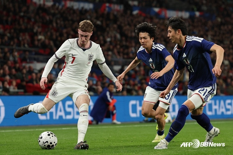 コールパーマー（左）がキックを試みている。 /AFPBBNews=ニュース1