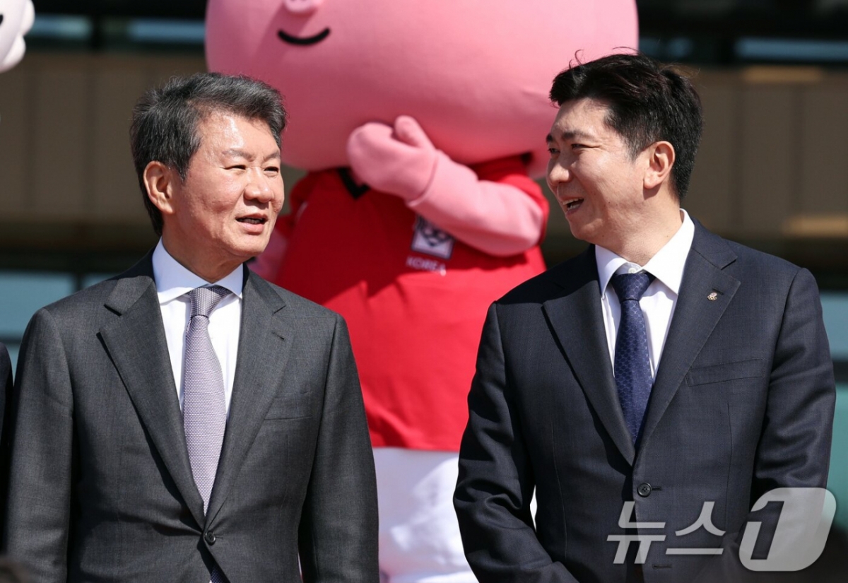 鄭夢奎（チョン·モンギュ、左）大韓サッカー協会長と柳承敏（ 대한）大韓体育会長。 /写真=ニュース1