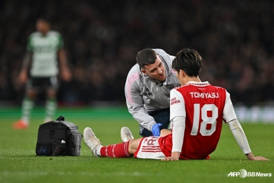 負傷で倒れたアーセナルのDF富安武宏。 /AFPBBNews=ニュース1