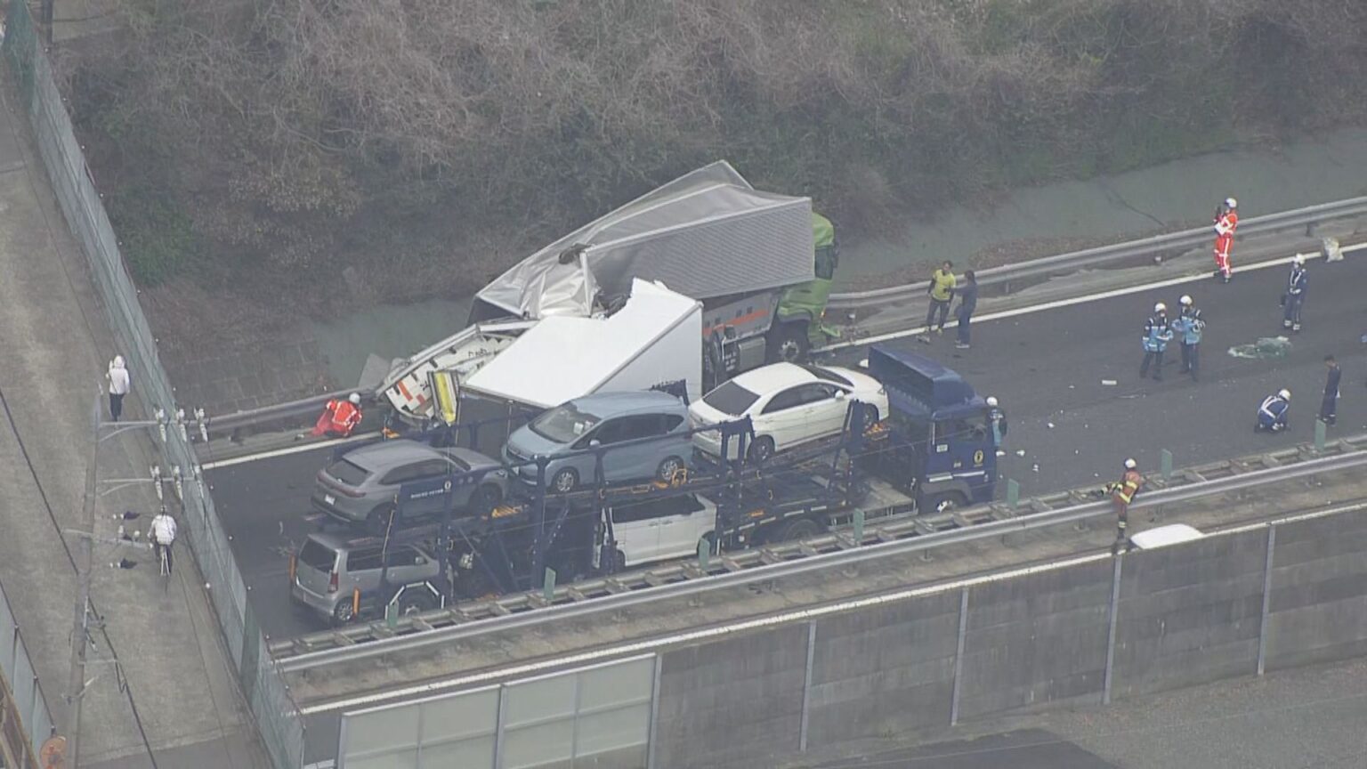 【速報】「車が大破している」 東名阪自動車道で複数台絡む事故 少なくとも2人ケガ 鈴鹿IC付近 三重（CBCテレビ）