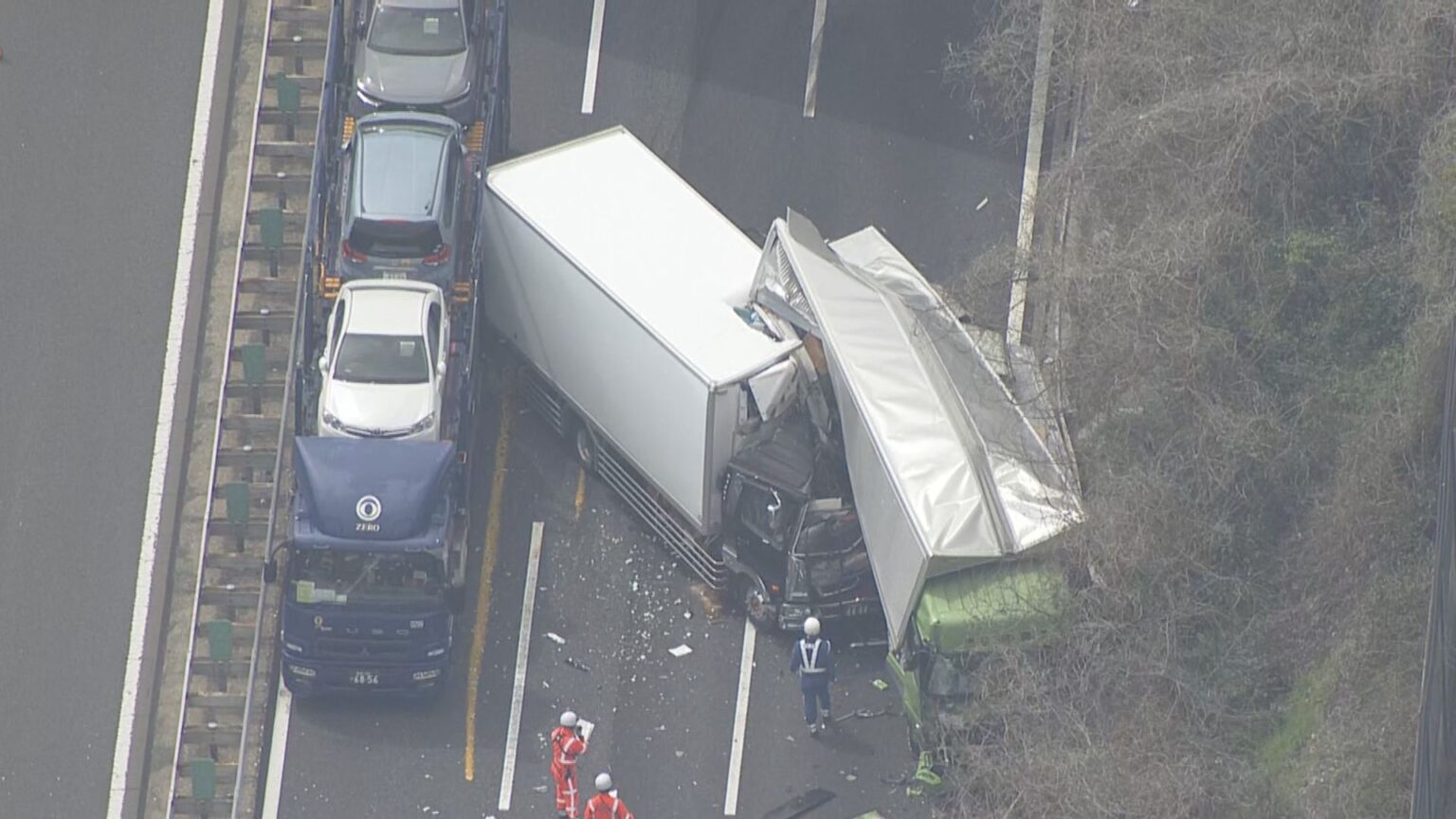 東名阪道でトラック3台絡む事故 通り抜けようとしたトレーラーも接触… 2人軽傷 集中工事の影響で車線規制していた 三重(CBCテレビ) 東名阪道でトラック3台絡む事故 通り抜けようとしたトレーラーも接触… 2人軽傷 集中工事の影響で車線規制していた 三重(CBCテレビ)