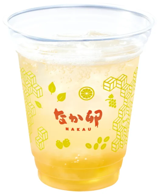 なか卯の梅スカッシュが入った透明なカップドリンク