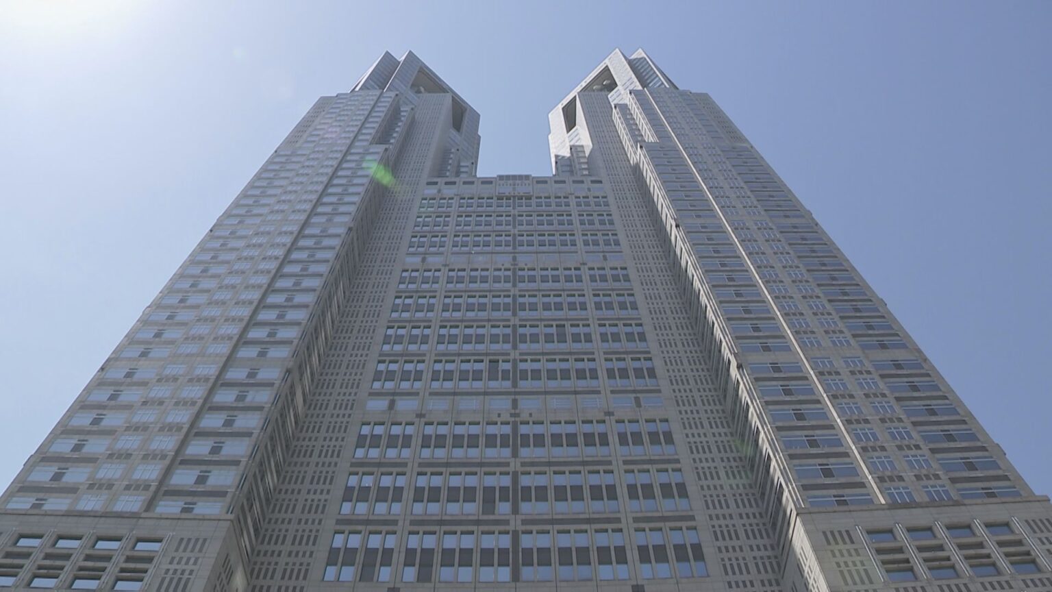 世田谷区の資材置き場で水道管とトラックの間に挟まれ作業員1人死亡　東京都の水道管交換工事で取り外した水道管をおろす作業中（TBS NEWS DIG Powered by JNN）