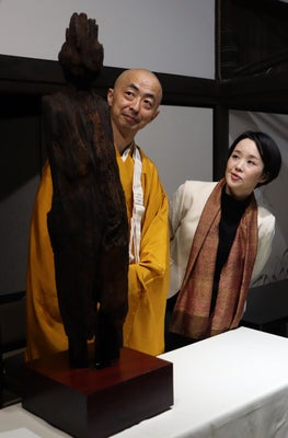 修復された「焼損菩薩立像」を見る宮木さん（右）と松村貫主（奈良県葛城市で）