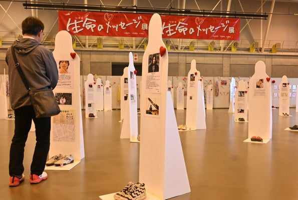 等身大パネル「メッセンジャー」が１５０人分並び、命の尊さを伝える会場（福井県敦賀市で）