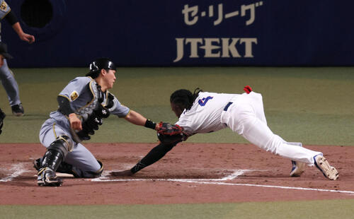 中日対阪神　9回裏中日2死一塁、福永の二塁打で本塁突入も憤死の一走カリステ。捕手伏見（撮影・加藤哉）