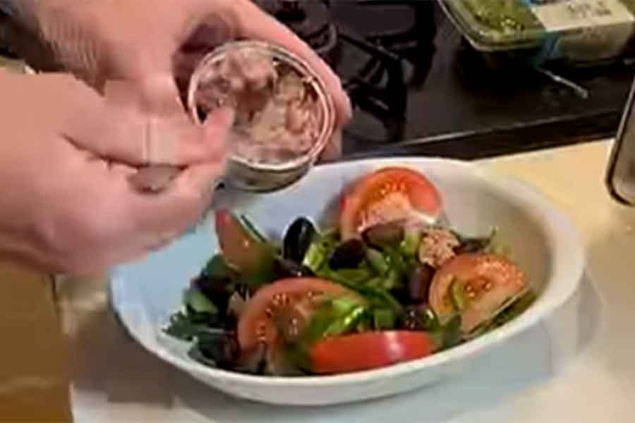 缶詰のツナを使ってフランスの伝統的サラダが完成【出典：インスタグラム（bebechan_france）よりスクリーンショット】