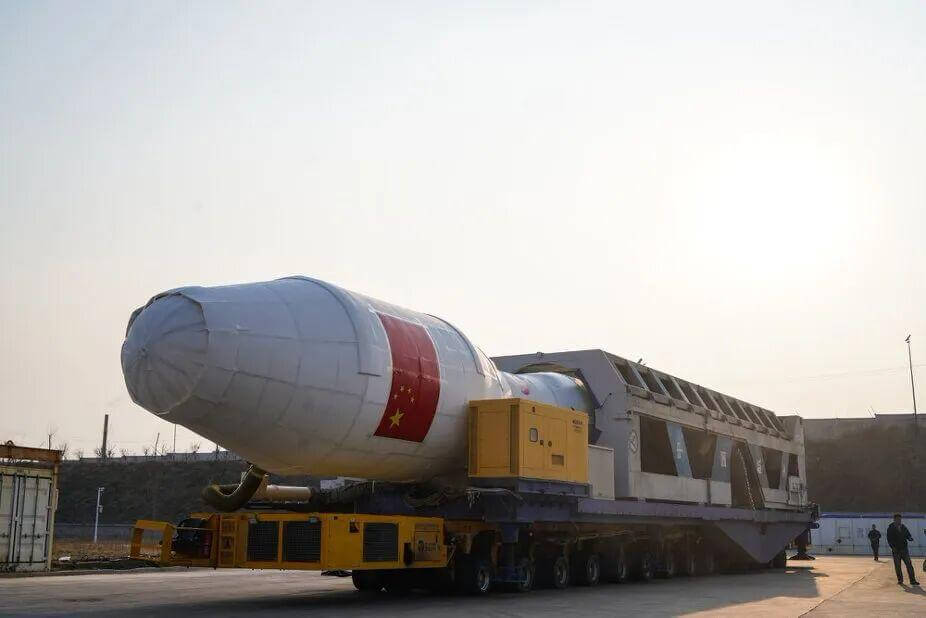 発射船上で搬出される捷龍3号ロケット（Credit: 田蕾/CASC）