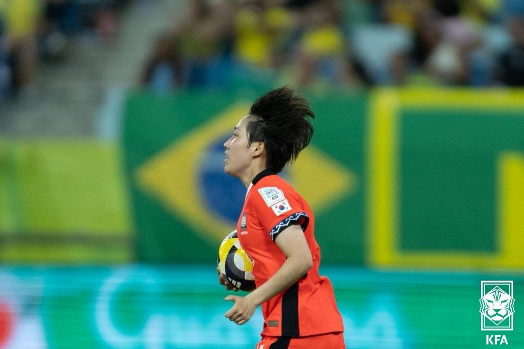 朴スジョンが挽回ゴールを入れて走っている。 /写真=大韓サッカー協会（KFA）提供