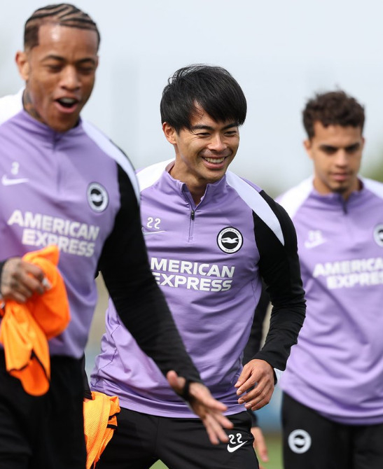 チーム練習中に明るく笑う三苫薫（中央）。 /写真=ブライトン公式SNS仕上げ