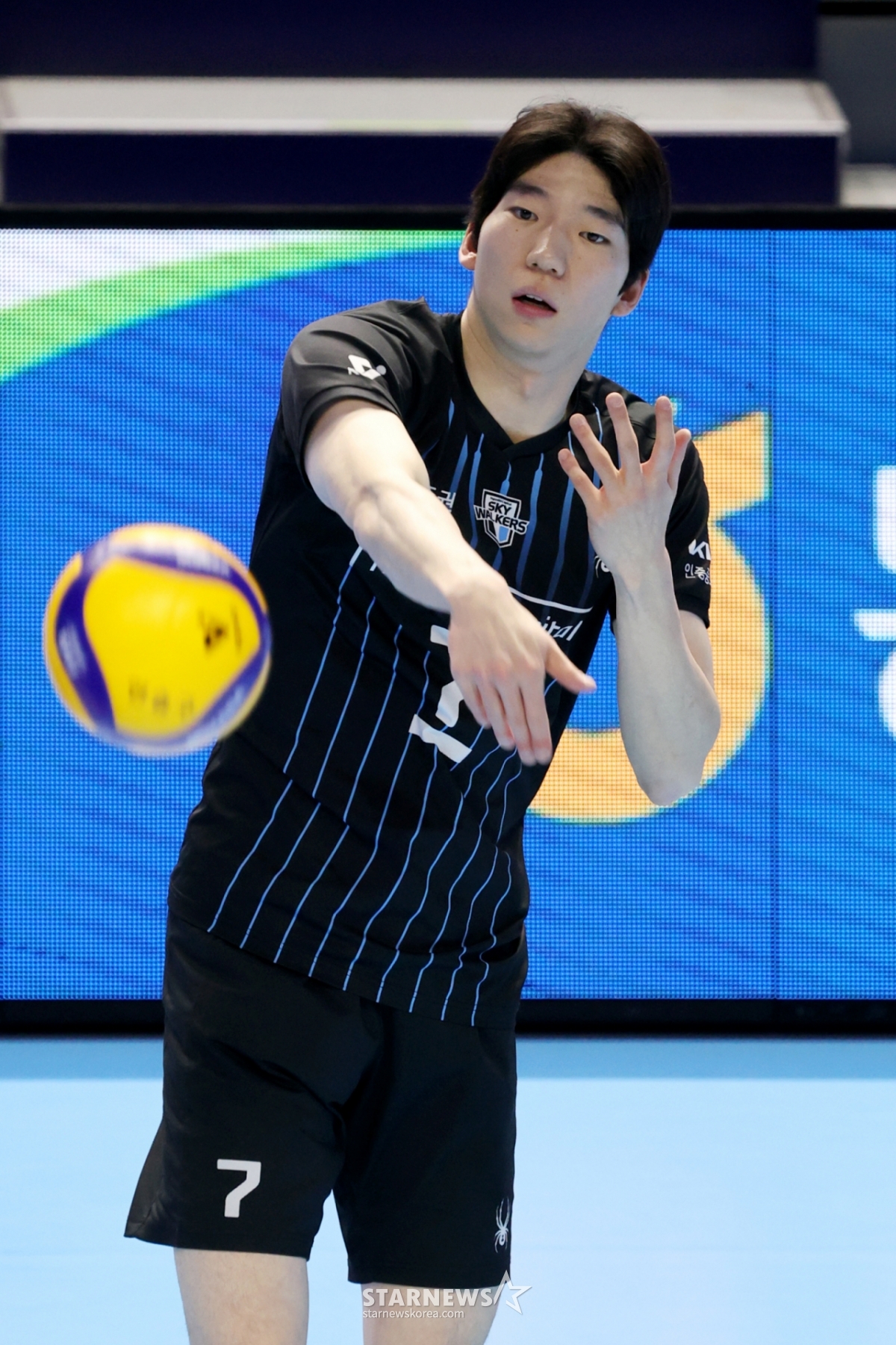 現代キャピタルのホ·スボンが22日、桂陽体育館で開かれたジンエアー2025-2026Vリーグの大韓航空と現代キャピタルの試合に先立って、ウォーミングアップをしている。 /写真=姜永祚（カン·ヨンジョ）先任記者