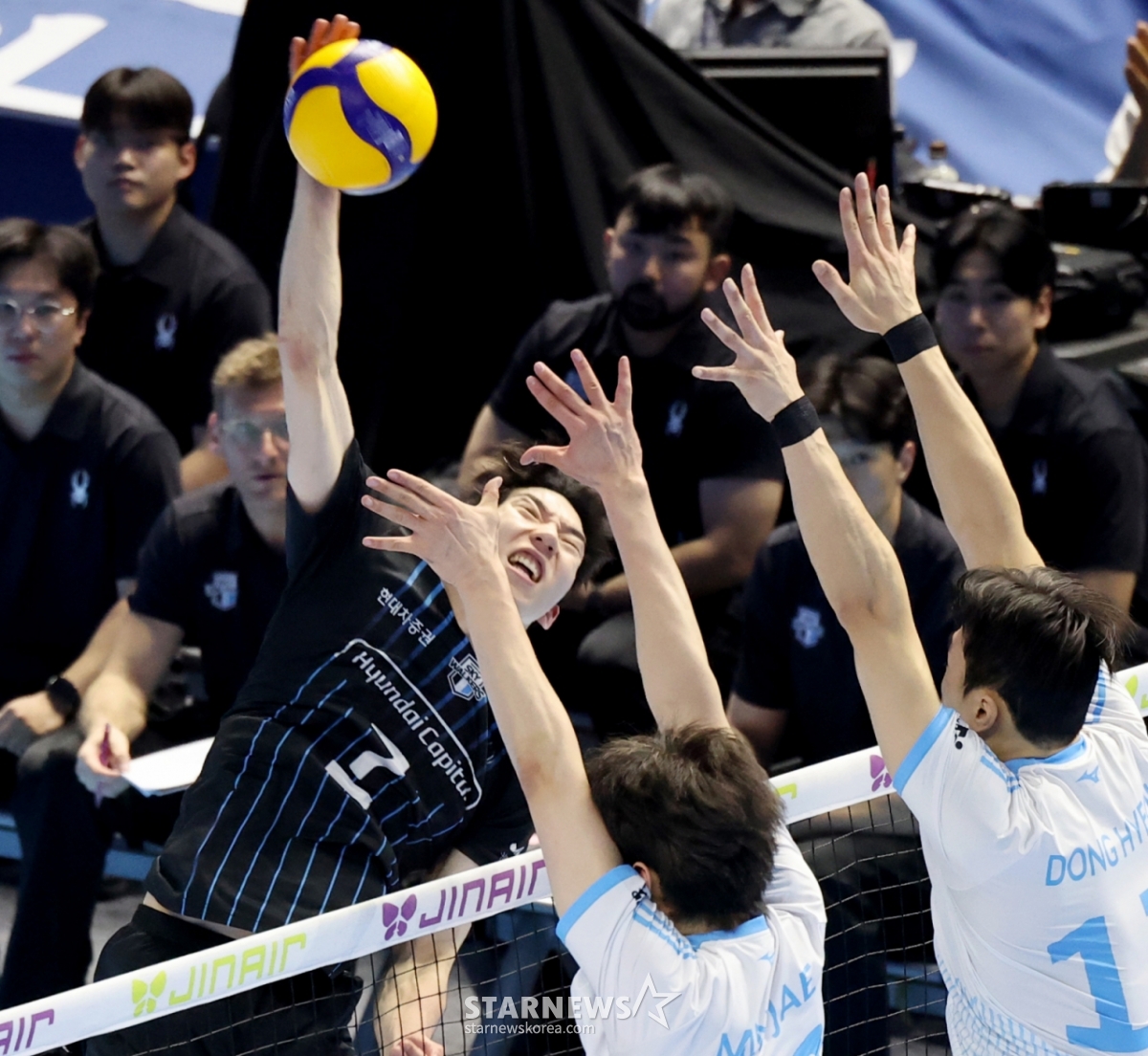 現代のホ·スボンが10日、仁川桂陽体育館で行われたジンエアー2025-2026Vリーグチャンピオン決定戦の大韓航空と現代キャピタル第5戦の大韓航空の二重ブロッキングに強打を放っている。 /写真=姜永祚（カン·ヨンジョ）先任記者