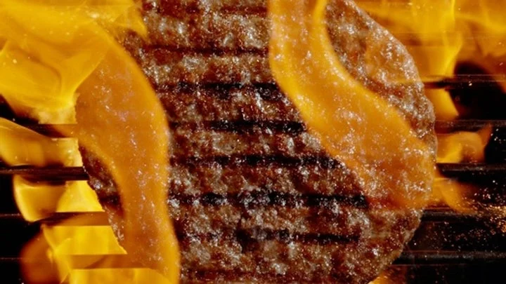 直火焼きのビーフパティを調理する様子