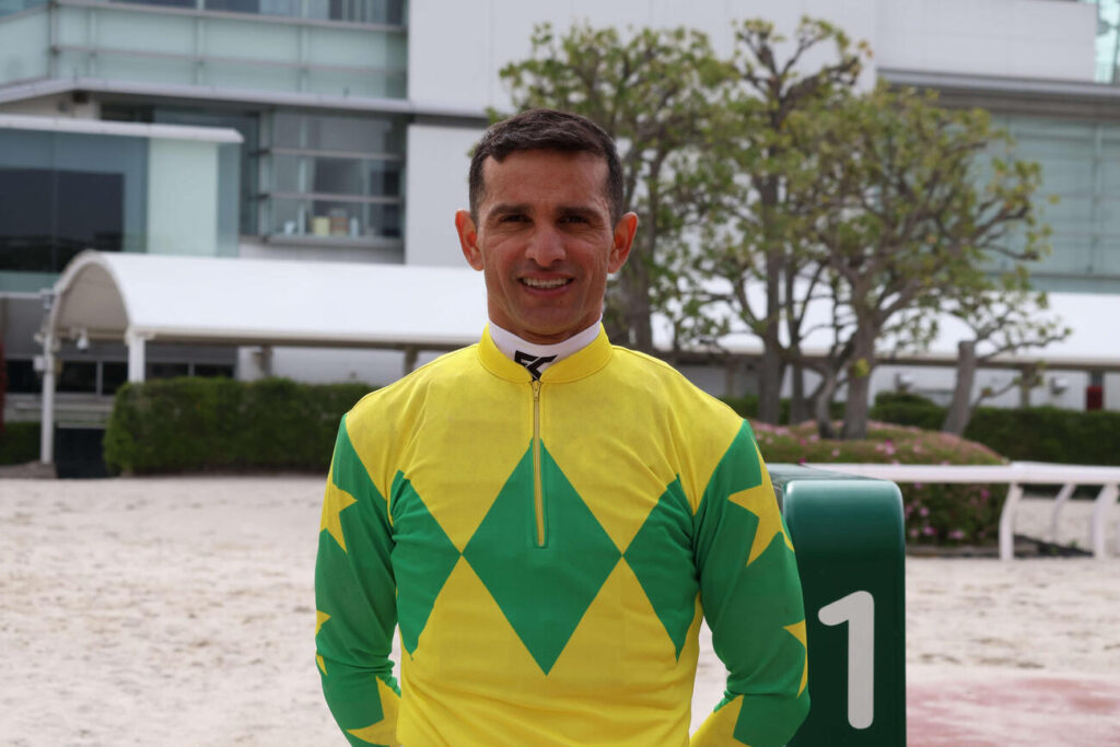 騎手服のデザインはブラジル国旗をイメージしたというエリオネ・シャベス騎手