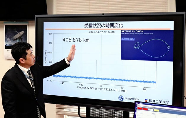 宇宙船「オリオン」からの電波受信状況を説明する中城副センター長（福井県あわら市で）