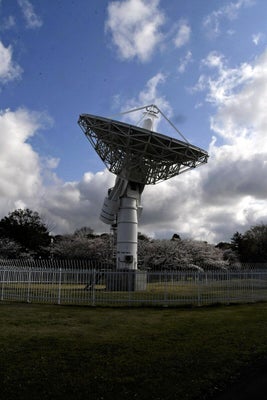 オリオンからの電波を受信した福井工業大のパラボラアンテナ（福井県あわら市で）