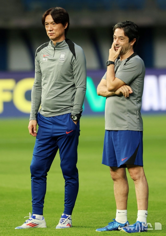 洪明甫（ホン·ミョンボ）監督とジュアン·アロソコーチ。 /写真=ニューシス