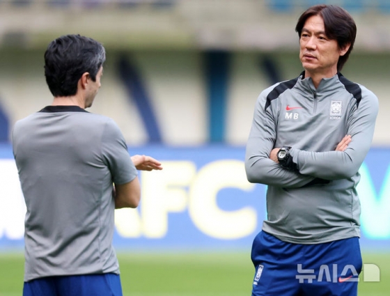 話を交わすジョアン·アロソ（左）コーチと洪明甫（ホン·ミョンボ）監督。 /写真=ニューシス