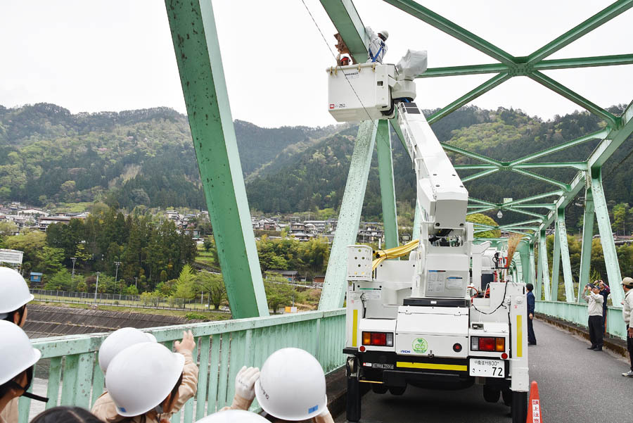 ブッポウソウ 「巣箱に入ってね」 小学生が橋の上に取り付け【長野県天龍村】（南信州新聞） - Yahoo!ニュース