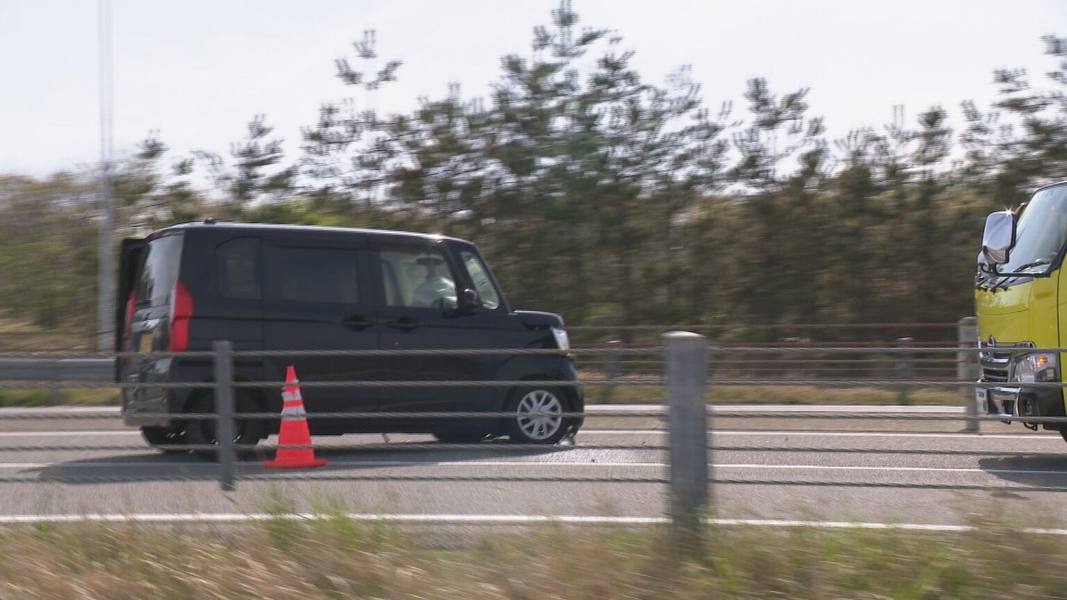 【続報】50代男性運転の軽乗用車が逆走 乗用車2台巻き込まれ、女性がケガ 逆走の男性もケガ 警察・50代男性を道路交通法違反容疑視野に調べ 石川県かほく市・のと里山海道（MRO北陸放送）