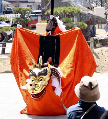 鳥取砂丘の近くで披露された麒麟獅子舞（鳥取市で）