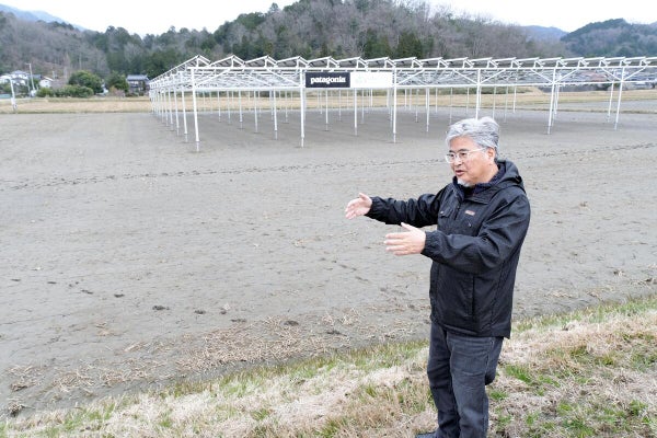 ソーラーシェアリングについて説明する平峰さん（兵庫県豊岡市で）