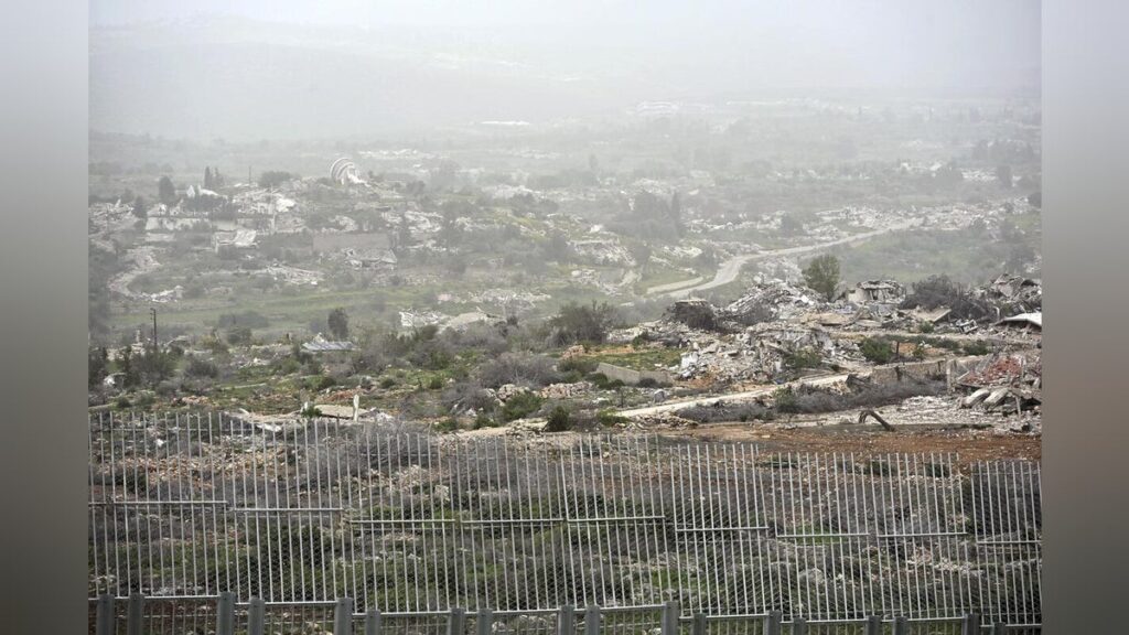 イスラエル国境から見たレバノン南部の集落、がれきの山に停戦後も爆発音続く…住民「早く自由に往来できる日を」 - 読売新聞