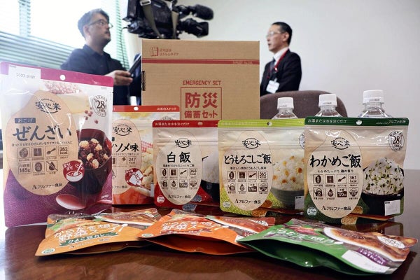 中国５県の郵便局で取り扱いが始まった非常食セットには様々な商品が詰め込まれている（島根県庁で）