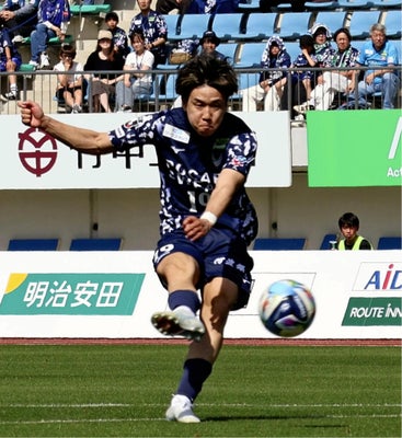 同点弾を決める宮崎選手（徳島県鳴門市で）