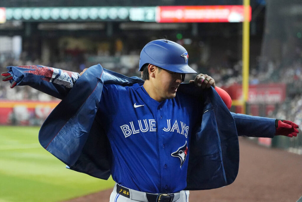 久しぶりのホームランジャケットを着たブルージェイズの岡本和真（ＡＰ）