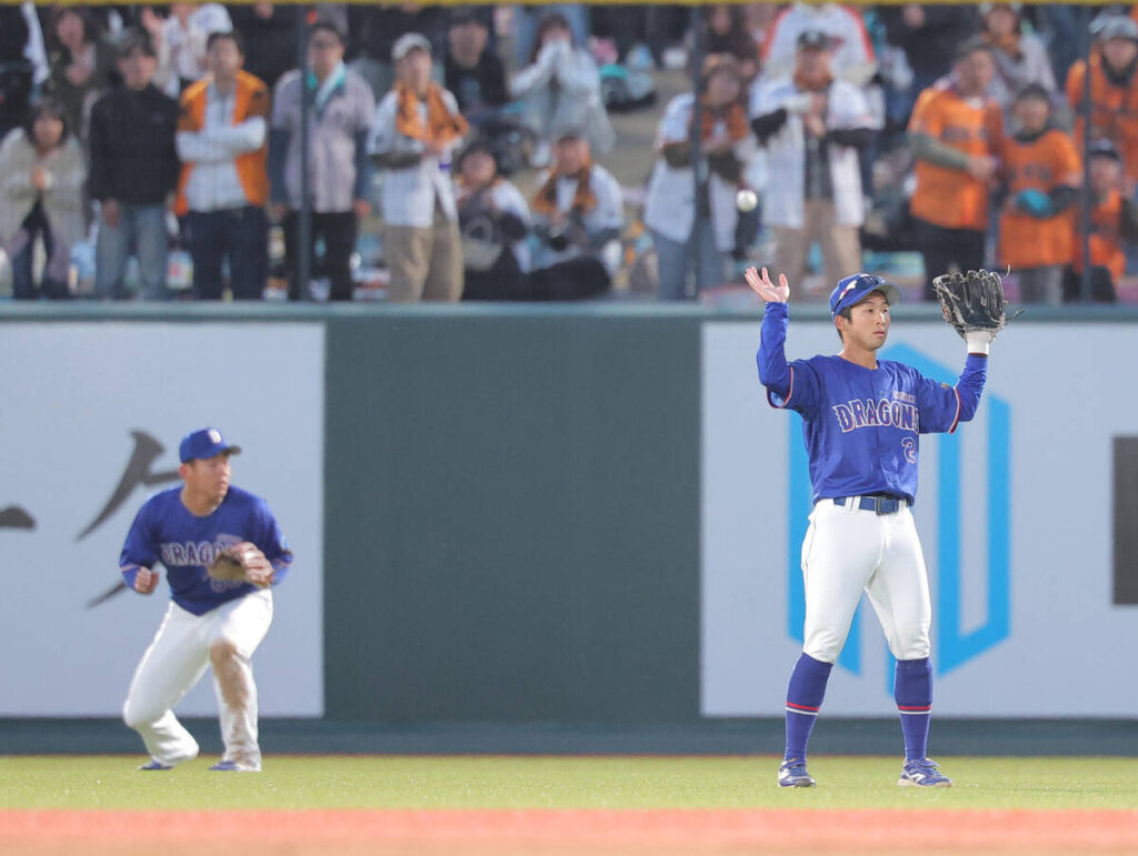 【中日】鵜飼航丞が打球見失って三塁打に 金丸夢斗がピンチで耐える チームは４連敗中（スポーツ報知） - Yahoo!ニュース