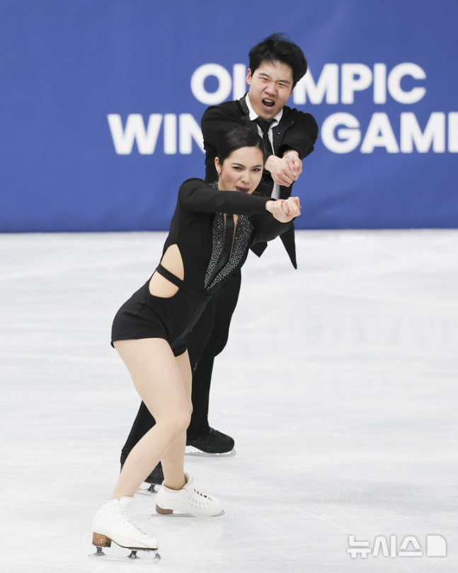 演技を披露するクォン·イェ（上）-イム·ヘナの姿。 /写真=ニューシス