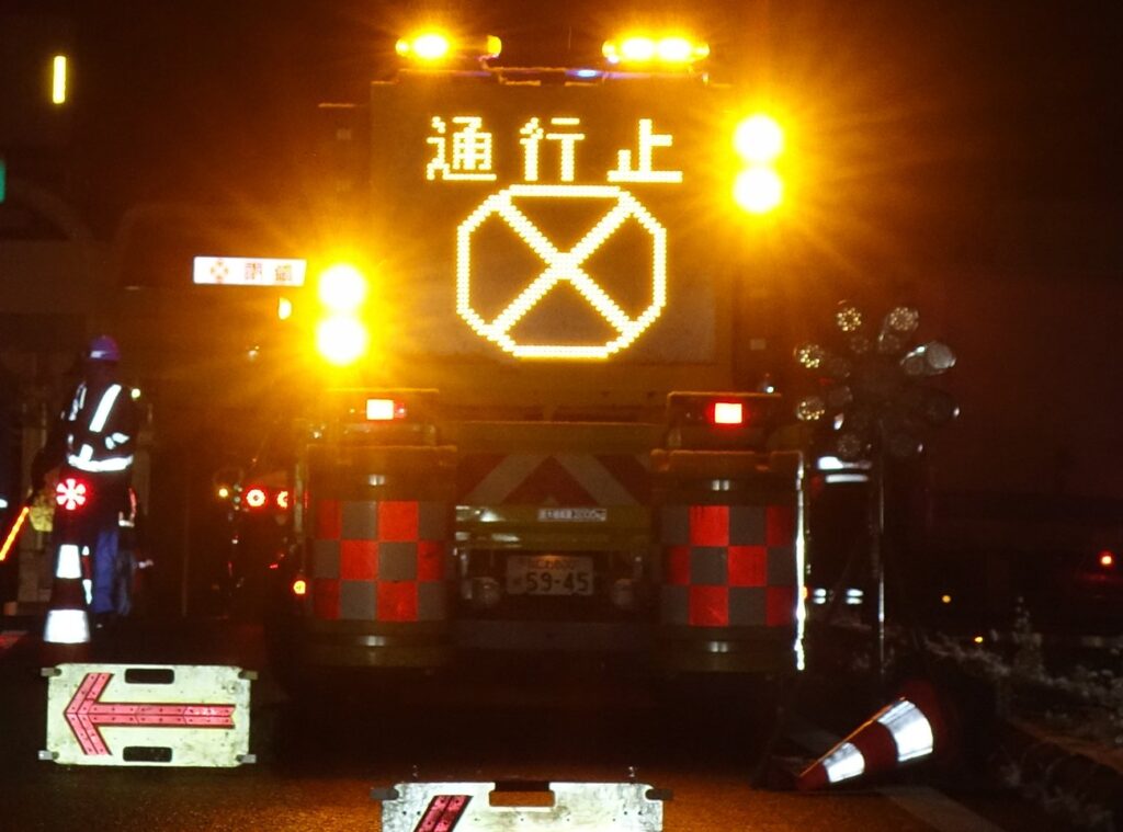 【速報】京滋バイパスの通行止め区間を延長 渋滞に巻き込まれた車、身動き取れず 名神も大阪・高槻まで渋滞（京都新聞） - Yahoo!ニュース