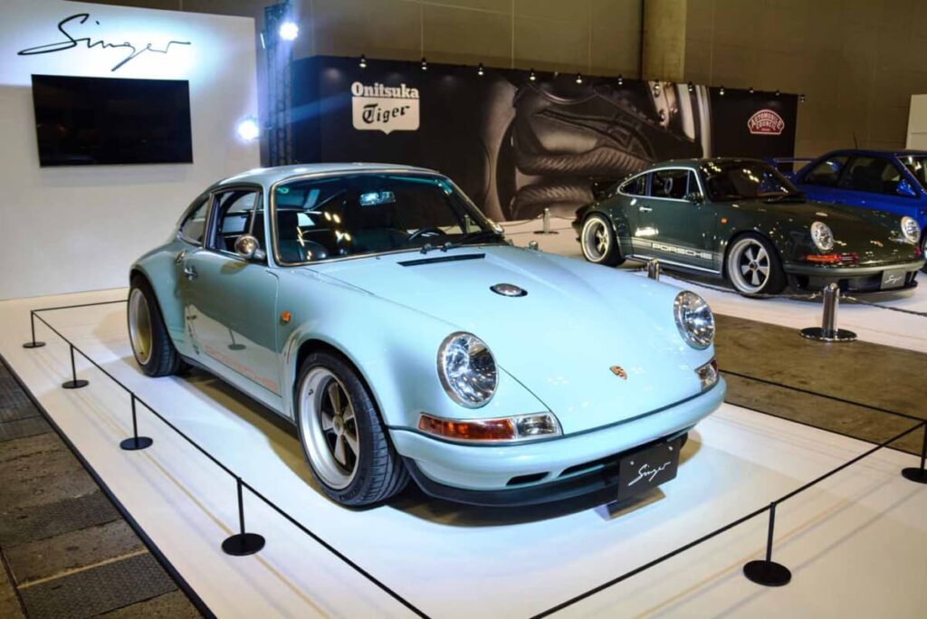 レストモッドの最高峰が幕張に！ ポルシェ 911 リイマジンドbyシンガー製の2台は米国製と英国製でまったく異なる2極のクルマだった！（Auto Messe Web）